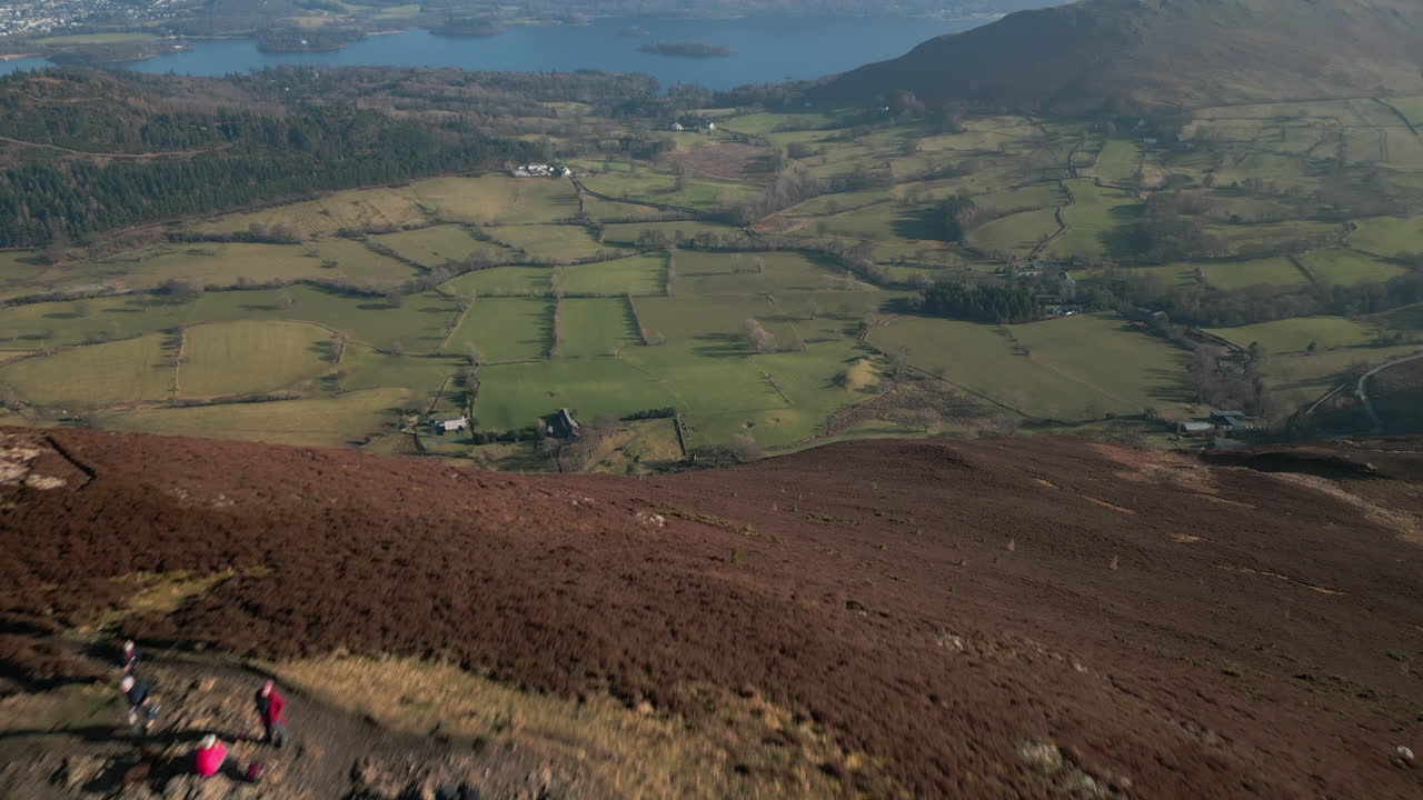 영어 호수 지구 영국에서 녹색 계곡 숲과 호수를 드러내는 비행과 함께 산 정상에 등산객