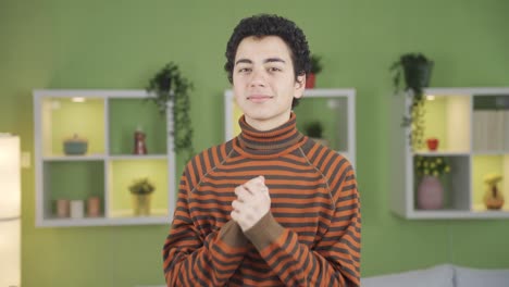 chico inteligente haciendo expresiones de confianza y éxito.