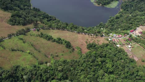 laguna volcánica en las montañas de costa rica