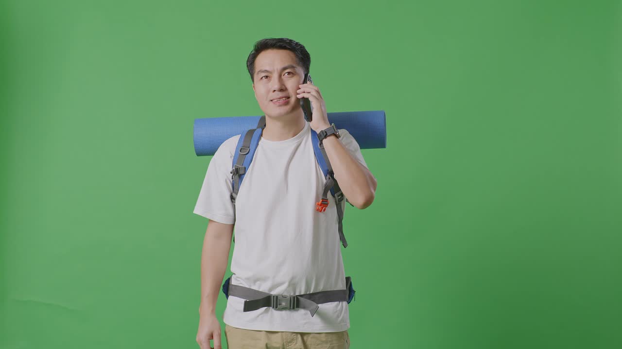 배 을 들고 전화 를 하는 사람