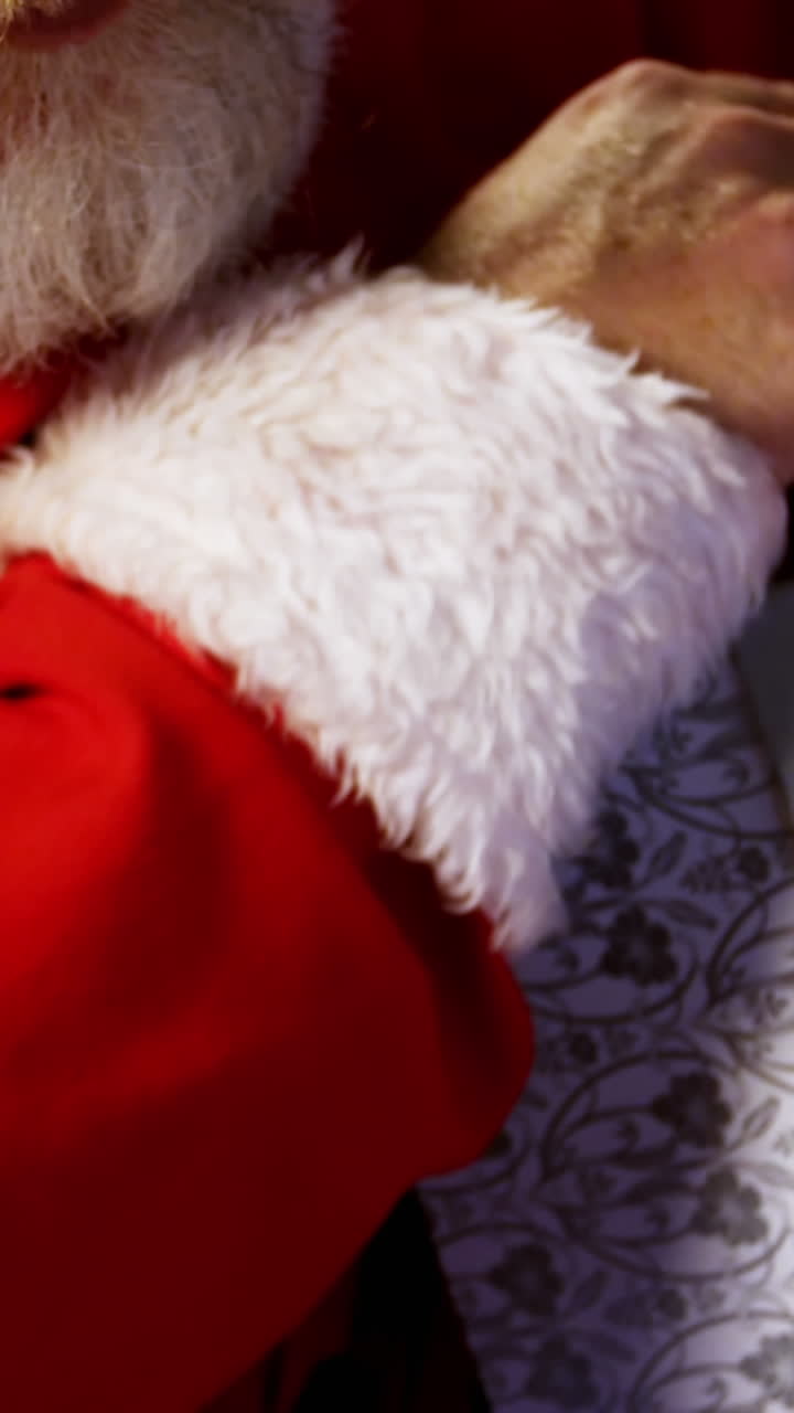 santa claus quitando las cajas de regalos de la bolsa