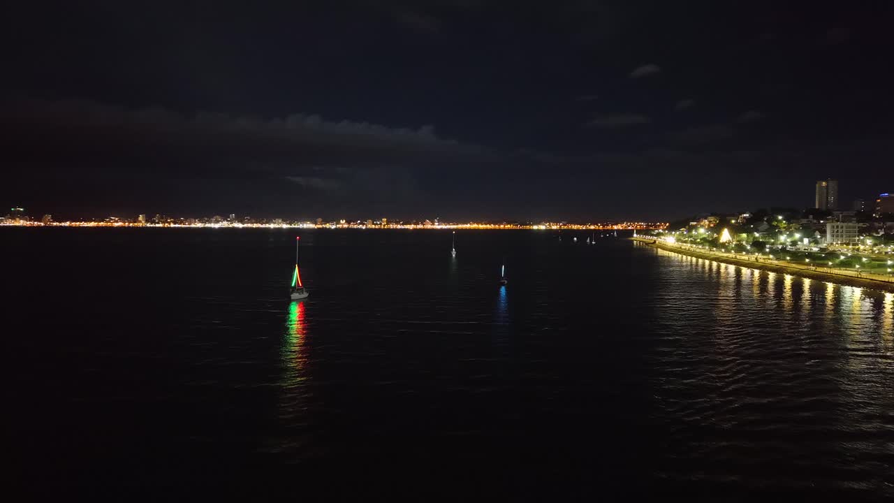 Parata nautica notturna sotto nuvole tempestose a Posadas, Argentina