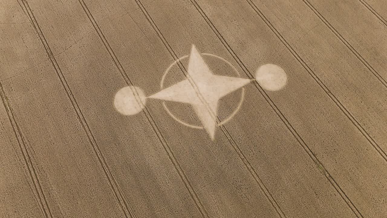 시골의 갈색 농지에서 별과 같은 작물 원 위의 무인기 비행