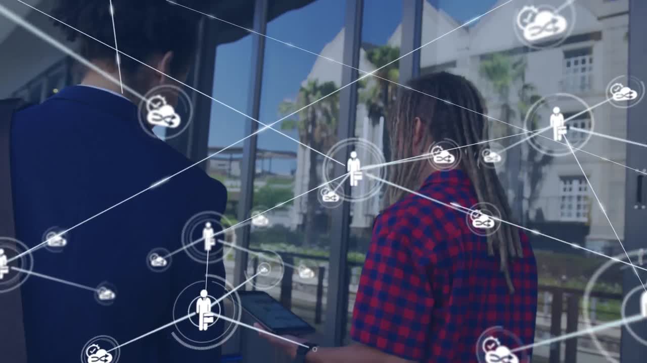 animación de la red de conexiones con iconos sobre el hombre usando tableta.