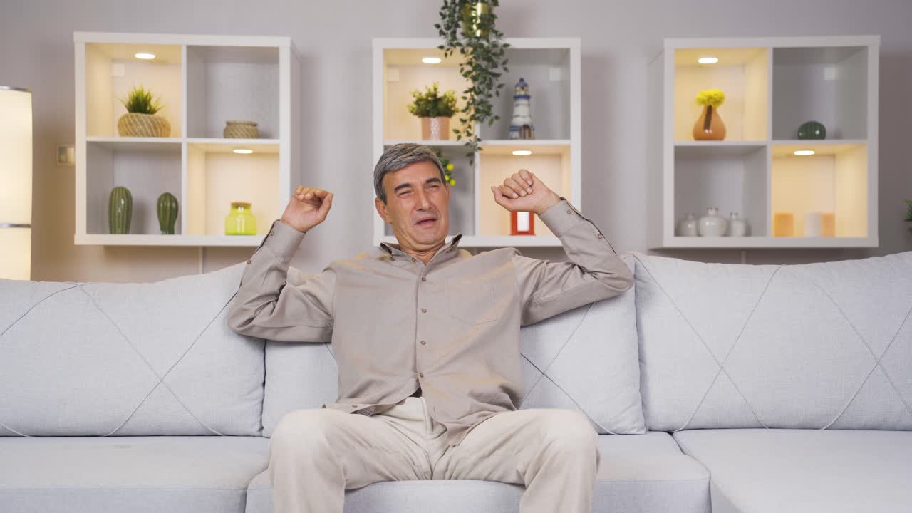 편안한  ⁇ 은이 행복하고 평화롭습니다.