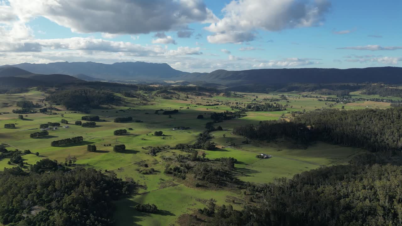 los hermosos campos verdes y montañas de la isla de tasmania vistos desde el aire