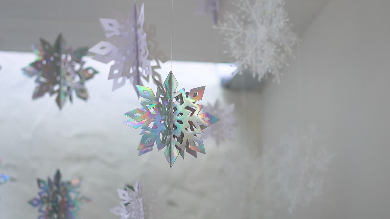 モビールで回るホログラフィックな雪の結晶