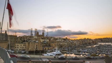 Sonnenuntergang-Im-Zeitraffer-über-Der-Strandpromenade-Von-Vittoriosa-In-Malta