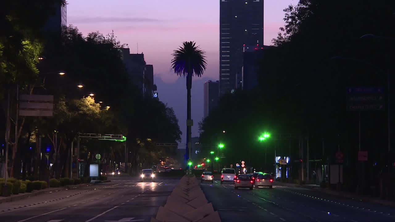 lapso de tiempo en la avenida paseo de la reforma en la ciudad de méxico durante la mañana
