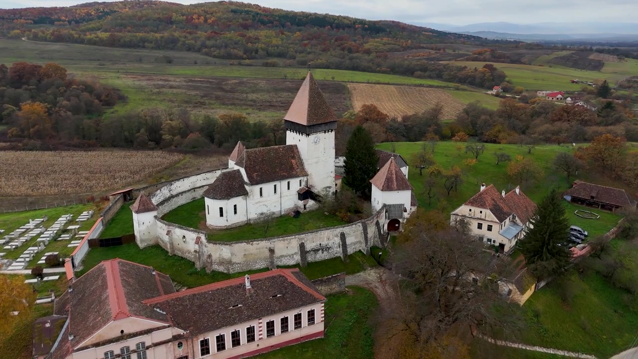 Entourée d'un paysage automnal pittoresque, les couleurs vives de l'automne créent une toile de fond parfaite, mettant en valeur la beauté intemporelle et l'importance historique de l'église