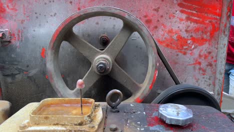 Spinning-belt-on-the-concrete-mixer
