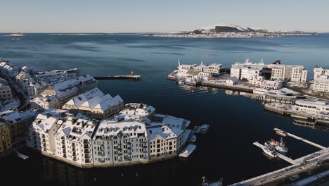 Alesund,-Una-Ciudad-Portuaria-Comercial-En-La-Costa-Oeste-De-Noruega---Toma-Aérea