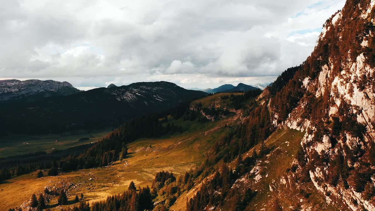 Působivé útesy při západu slunce ve francouzských Alpách.