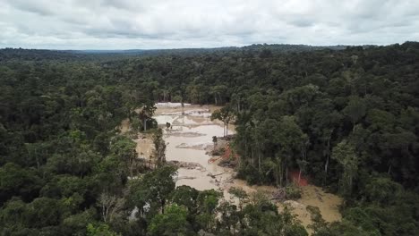 Minería-Ilegal-De-Oro-En-La-Selva-Tropical-De-Brasil,-Vista-Aérea-De-Drones