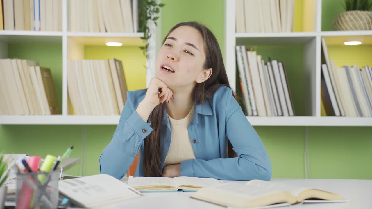 똑똑하고 재미있는 아시아 십대 소녀의 초상화입니다.