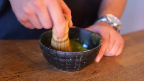 la preparación del té matcha