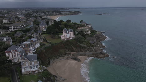 Alte-Häuser-Im-Englischen-Stil-An-Einer-Felsigen-Und-Zerklüfteten-Küste,-Dinard-In-Der-Bretagne