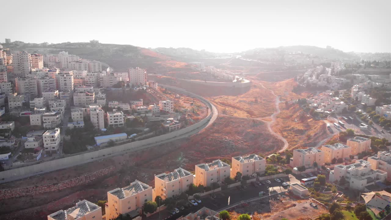 Panorama aereo di un paesaggio urbano con un muro divisorio e aree residenziali