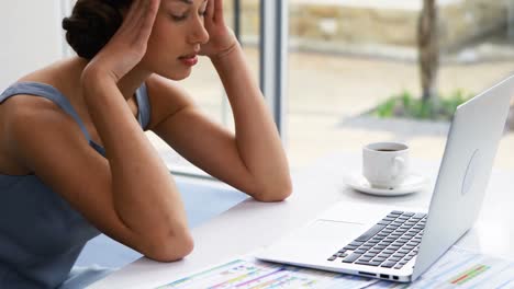 ejecutivo de negocios femenino pensativo sentado en el escritorio 4k