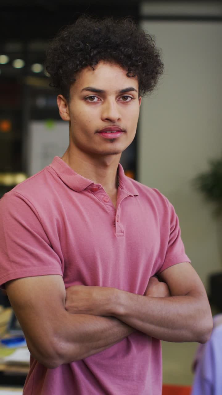 video vertical del retrato de un feliz hombre de negocios biracial en la oficina