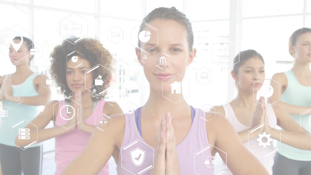 Mulher central e turma movendo-se em sincronia, fluindo os braços em oração, fechando os olhos e meditando em uma UI hexagonal.