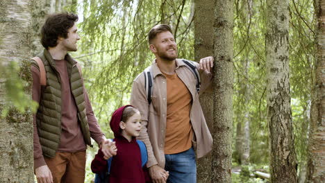 Familia-Feliz-Caminando-En-La-Naturaleza