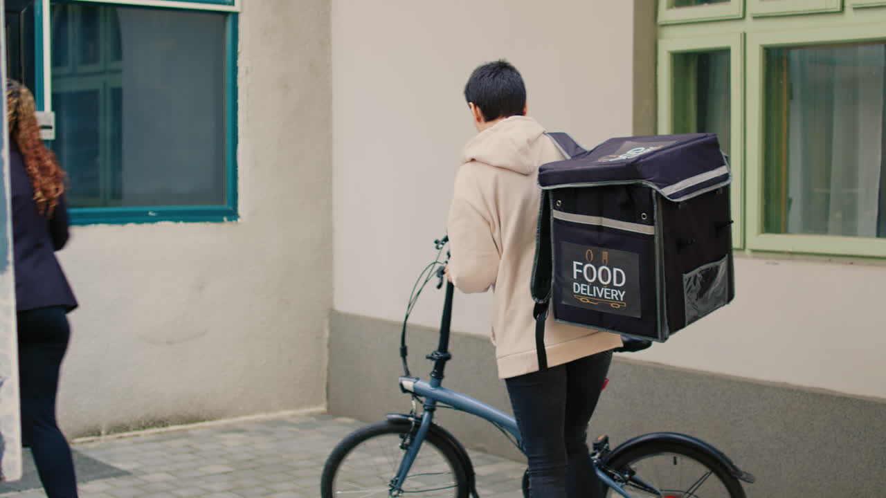 Food delivery and payment on the street