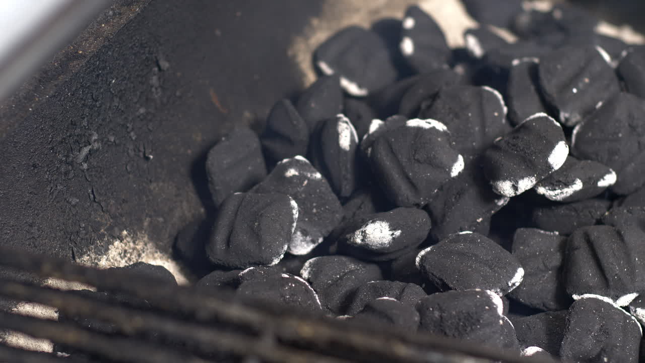 cerca del fuego, el humo y las chispas en el pozo de barbacoa