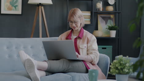 mujer trabajando en una computadora portátil en casa