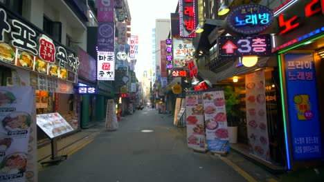 在清晨的myeong-dong