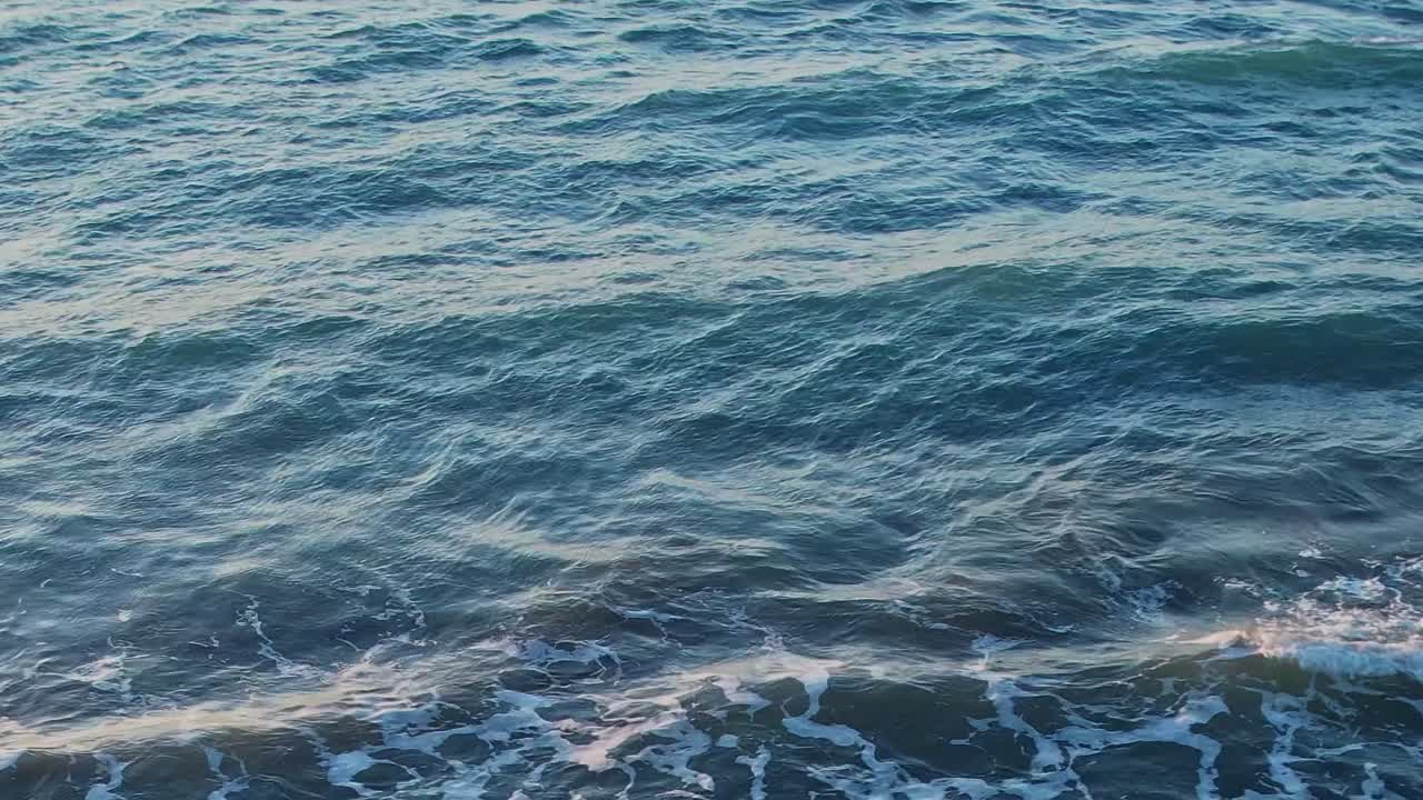 Le onde si infrangono dolcemente sulla riva di Rodi, in Grecia, durante le ore diurne in condizioni di calma
