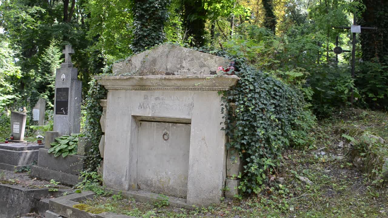 Starobylé krypty. Lvov, Ukrajina. Lychakovský hřbitov, historický a pamětní areál (od roku 1991) ve Lvově v historické čtvrti Lychakov, jeden z nejstarších hřbitovů Ukrajiny.