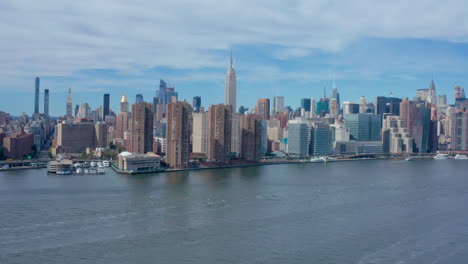 Toma-De-Drone-Del-Horizonte-Del-Centro-De-Nueva-York-Desde-Brooklyn