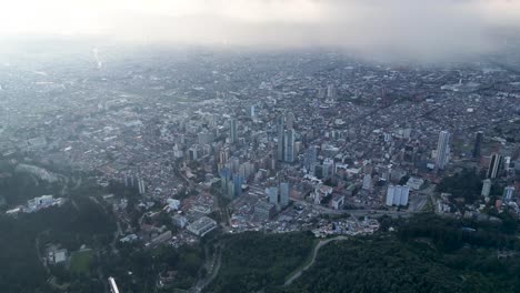 Majestuosas-Vistas-Del-Centro-De-Bogotá-Desde-Monserrate,-Vistas-Aéreas-Desde-Un-Drone