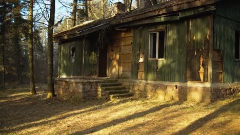 Alte-Verlassene-Ranch-In-Freier-Wildbahn-Mitten-Im-Nirgendwo,-Die-Sich-Vorwärts-Bewegt