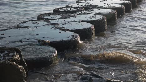 Die-Strandbarriere,-Die-Von-Den-Meereswellen-Getroffen-Wurde