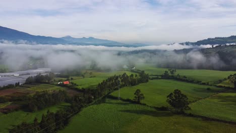 Nebel-Auf-Dem-Vulkan-Ruco-Pichincha,-Guagua-Pichincha