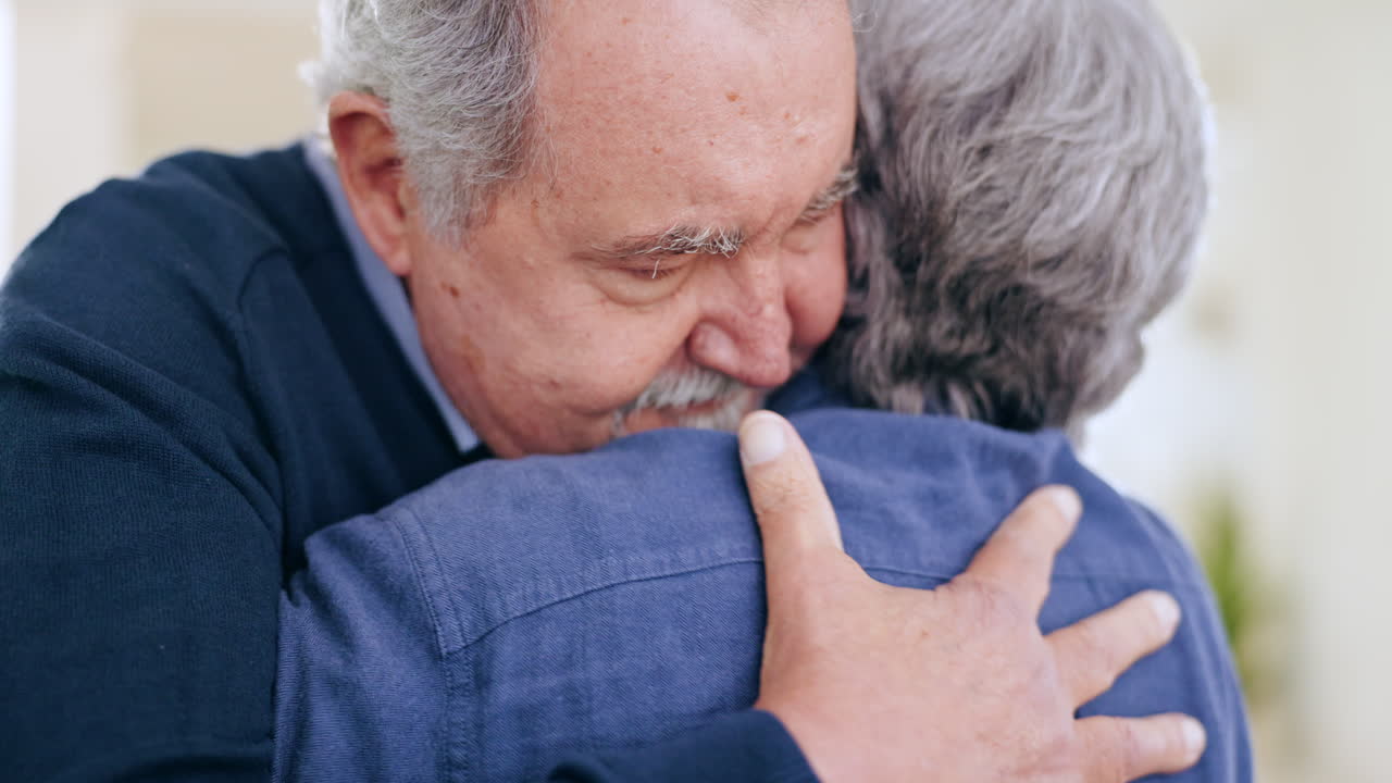 사랑, 집, 그리고 노인 커플 포옹