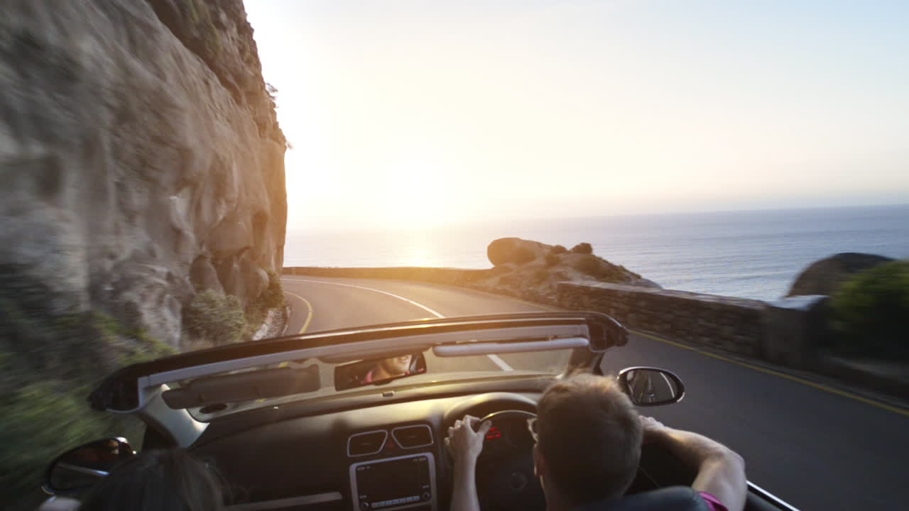 Coppia in auto cabriolet a Città del Capo, Sudafrica.