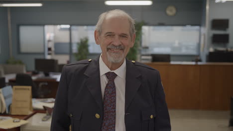 un capitán de policía sonriente en una estación de policía