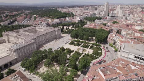 la majestuosa vista del palacio real cautiva desde el horizonte de la ciudad