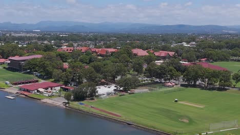 el dron captura el paisaje escénico de la escuela y el río