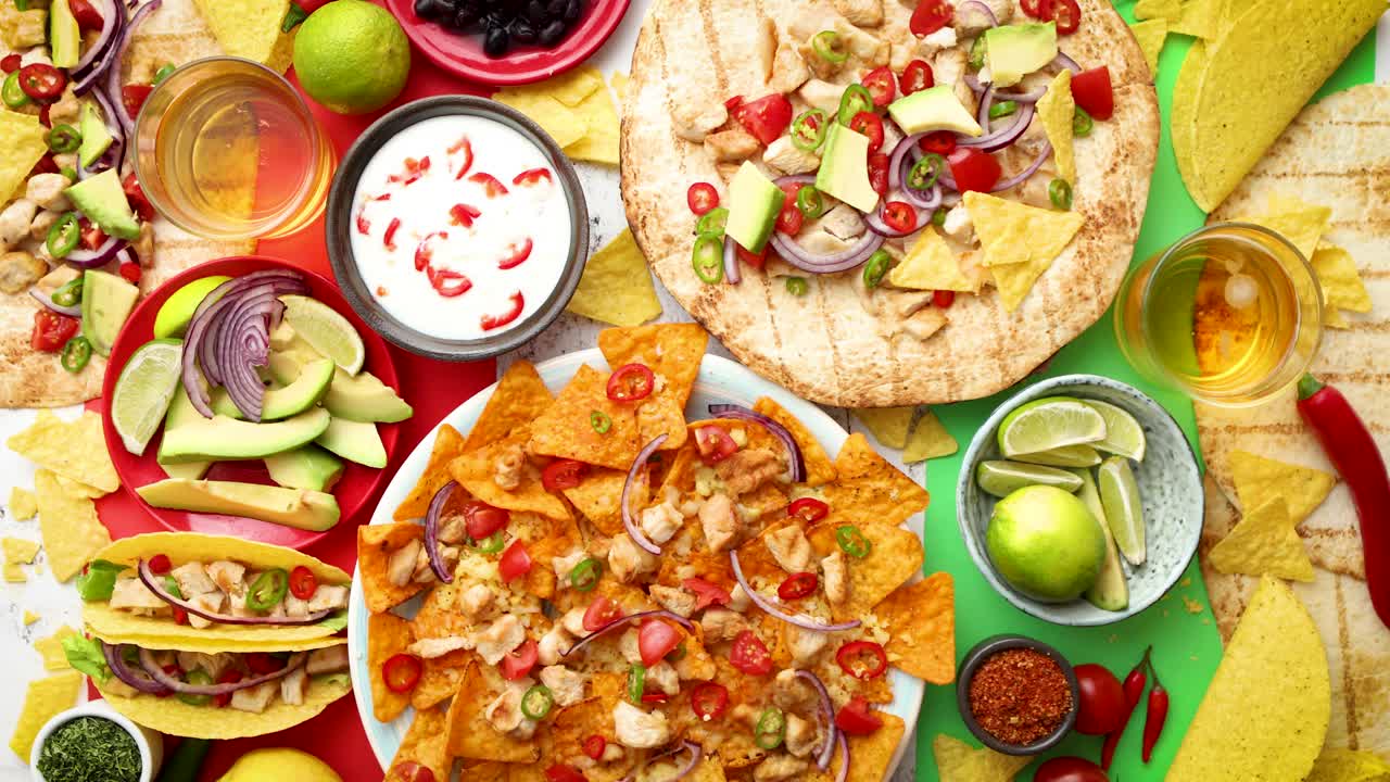 varios surtidos de comidas mexicanas recién hechas colocadas en una mesa colorida
