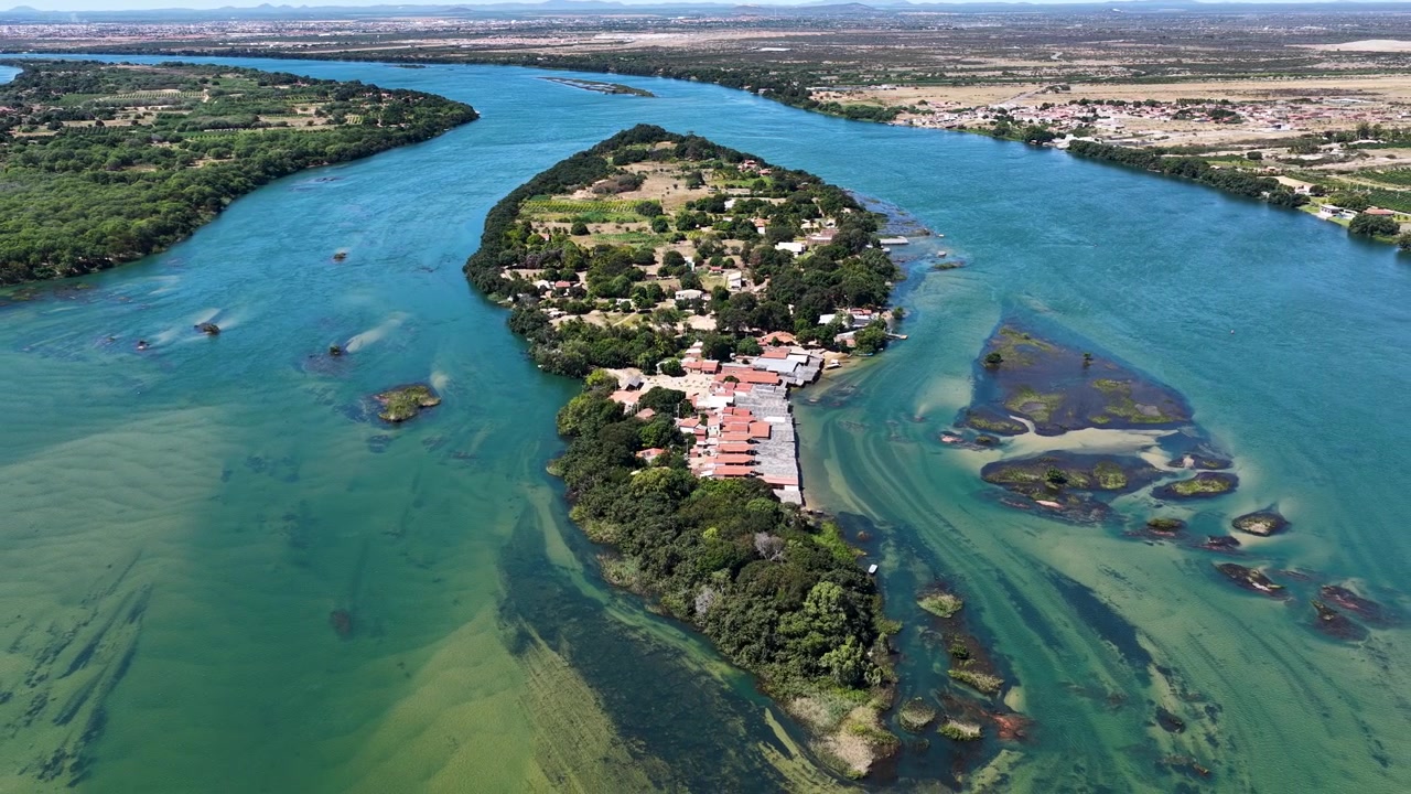 Brezilya'nın Pernambuco eyaletindeki Petrolina'da Sao Francisco Nehri. Doğa Manzarası. Rodeadouro ve Massangano Adası. Kuzeydoğu Nehir Silüeti. Petrolina, Pernambuco'daki Sao Francisco Nehri. Nehir Kenarı Bitki Örtüsü
