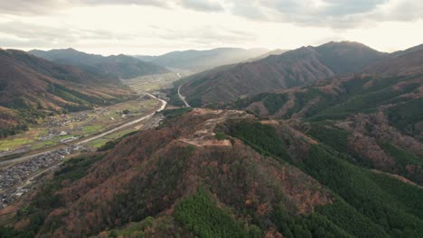 Campo-Japonés-Aéreo-Pueblo-De-Montaña-Paisaje-Verde-Verano-En-Hyogo-Asago-Ruinas-Del-Castillo-Takeda,-Viajes-A-Japón,-Horizonte-De-Luz-Diurna