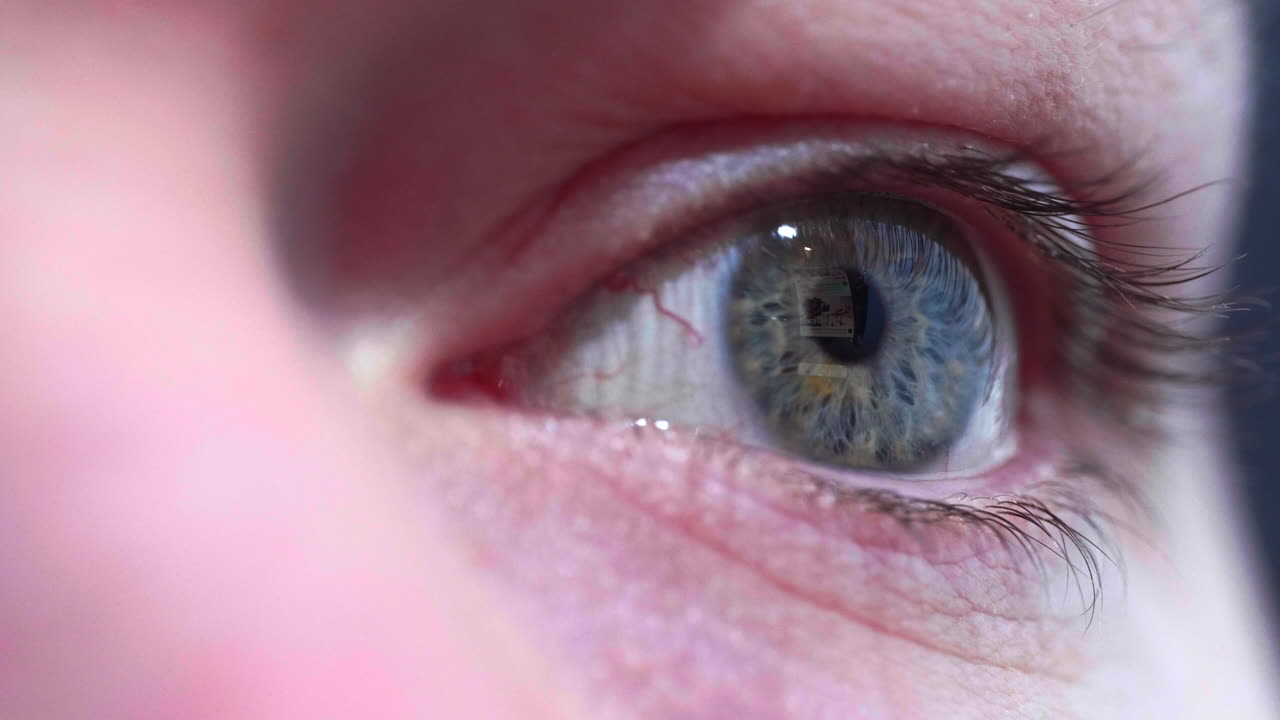 백인 해커 소녀의 아름다운 눈이 가제트 화면을 보고 있습니다.