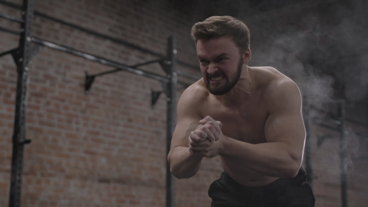hombre musculoso en el gimnasio