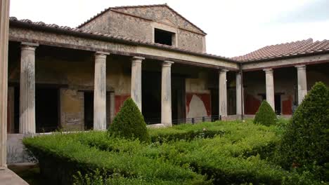 Ruins-of-famous-Pompeii-city,-Italy