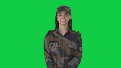 feliz y alegre mujer india oficial del ejército pantalla verde
