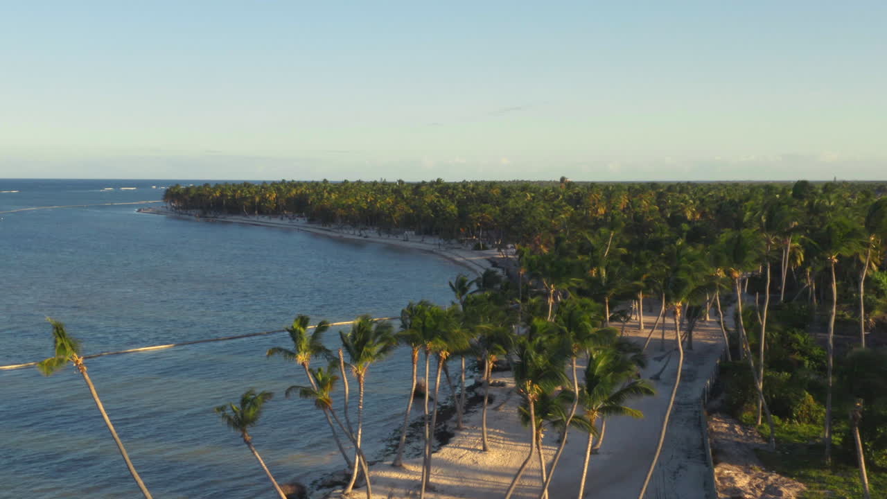 sol dorado y sombras profundas en una prístina playa blanca tropical cerca de punta cana, elevación aérea